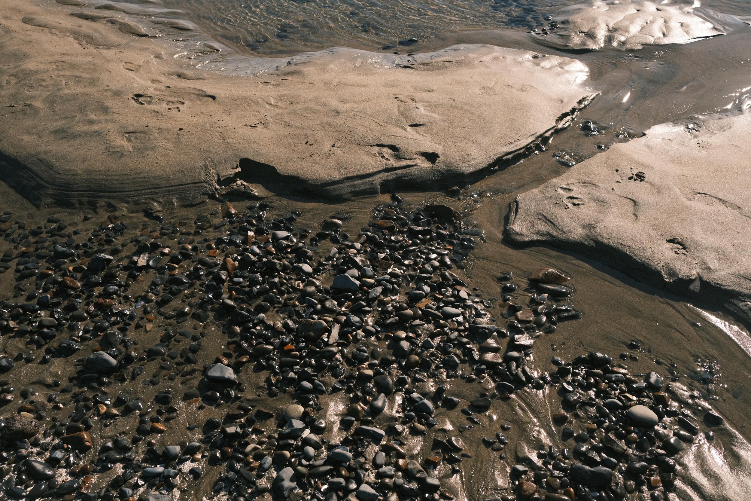 a bed of stones on the beach